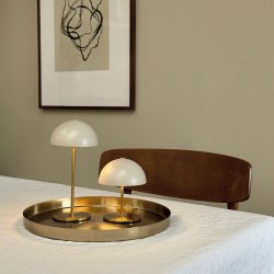 ALONG LED Minibordlampe beige/messing 2 stk. i ske med bakke
