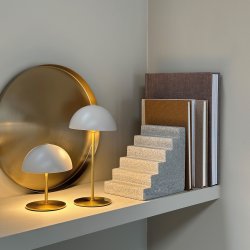 ALONG LED Minibordlampe beige/messing 2 stk. i ske med bakke