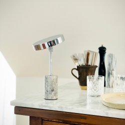 Starlight LED genopladelig bordlampe krom med gr marmor