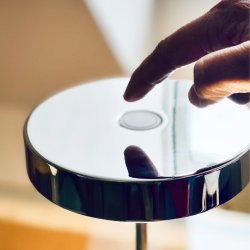 Starlight LED genopladelig bordlampe krom med hvid marmor