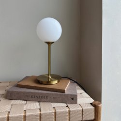 SIA bordlampe med kuppel og messing fod