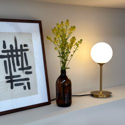 SIA bordlampe med kuppel og messing fod