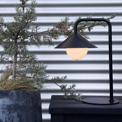 Nova udendrs bordlampe med lyskugle og fjernbetjening